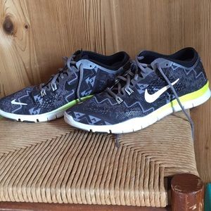 ✨✨CLOSET CLEAROUT!!! Nike Frees rare print! EUC